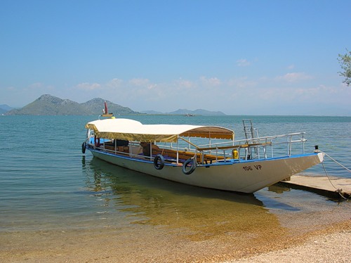 Туристическая лодка на Скадарском озере в Черногории. Фото: Яндекс.Фотки, LisenokVau